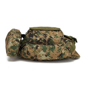 Détail du sac de taille tactique camouflage forêt numérique avec sangles MOLLE robustes