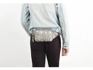 Vue arrière d'un mannequin portant une sacoche banane camouflage pour sport tactique