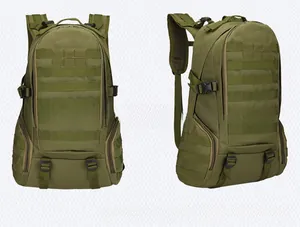 Détail du sac à dos tactique vert armée montrant le système MOLLE et boucles latérales