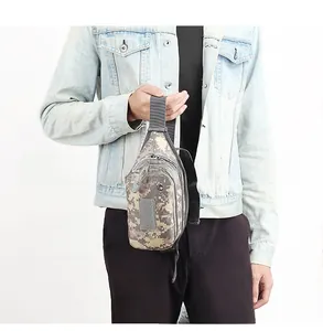 Sac de poitrine tactique camouflage numérique avec plusieurs compartiments zippés et velcro