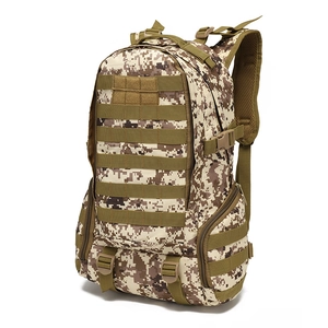 Détail de sac à dos tactique 35L avec système MOLLE et motif de camouflage du désert