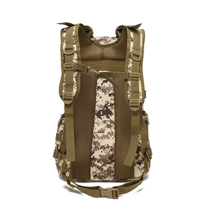 Détail du dos du sac à dos tactique avec rembourrage en maille respirante et larges bretelles