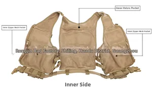 Binnendetail van tactisch vest met ademende mesh-stof en zakken met ritssluiting
