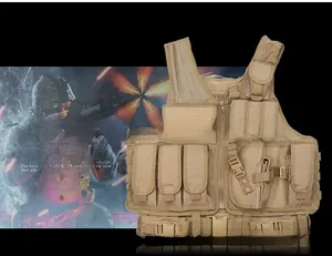Detailopname van kaki tactisch vest met multi-pocket ontwerp en duurzaam nylon materiaal