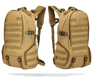 Détail du sac à dos tactique kaki avec poches latérales zippées et système de sangle MOLLE