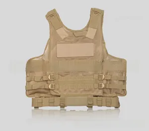 Detail van tactisch vest in coyote met MOLLE-systeem en ademende voering van gaas