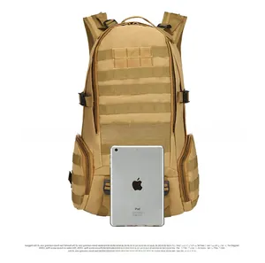 Détail du sac à dos tactique kaki avec système MOLLE comparé à la taille d'un iPad mini