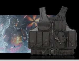 Detail van magazijntassen en holster op het zwarte tactische vest van hoogwaardig nylon
