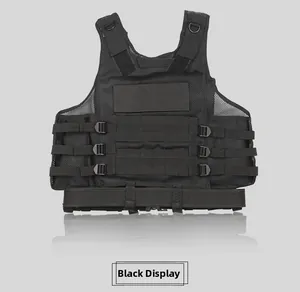 Detail van zwart tactisch vest met ademend mesh materiaal en verstelbare MOLLE-banden