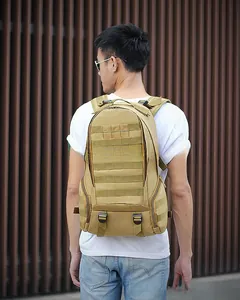 Détail du sac à dos tactique kaki 35L avec système MOLLE et sangles de poitrine