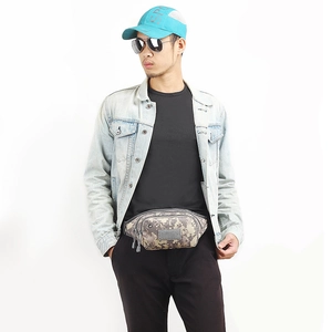 Sac banane tactique camouflage numérique pour sport extérieur et randonnée sur modèle
