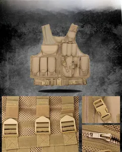 Detailopname van ademende mesh-stof en tactische gespen op het woestijnkleurige vest