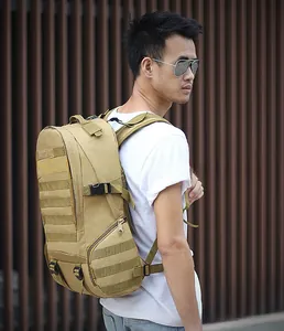 Vue latérale du sac à dos tactique kaki 35L avec sangles MOLLE et sangles de serrage