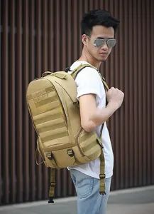 Détail du sac à dos tactique 35L kaki montrant le système MOLLE et le tissu en nylon durable