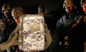 Dettaglio borsa tattica mimetica digitale con doppia cerniera e tessuto in nylon resistente