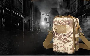 Dettaglio della borsa tattica mimetica con doppia zip e sistema di cinghie MOLLE