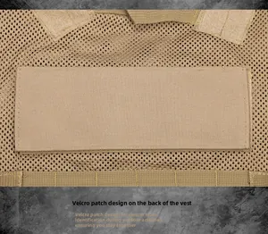 Detailopname van tactisch vest met ademend mesh en grote klittenbandpanelen voor patches