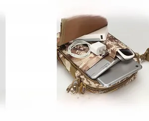 Borsa a tracolla tattica con sistema MOLLE che mostra l'interno spazioso per i tablet