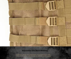 Detailweergave van tactisch vest in coyote bruin met verstelbare zijriemen en plastic gespen