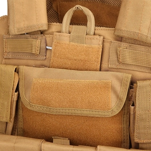 Tactical vest in coyote brown with high-strength nylon fabric and velcro pockets