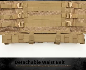 Macro-detail van tactisch vest in coyote brown met MOLLE-systeem en gespsluiting