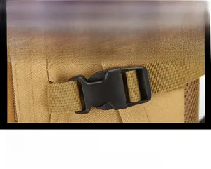Vue détaillée des boucles en plastique haute résistance et des sangles de sac à dos tactique