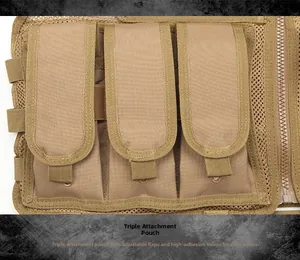 Detailopname van tactische khaki drievoudige tas met verstelbare klittenband