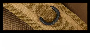 Gros plan sur la boucle en D noire haute résistance et la sangle en nylon du sac tactique