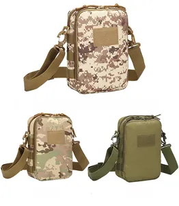 Dettaglio di borse tattiche in mimetico deserto, CP e verde militare in nylon resistente