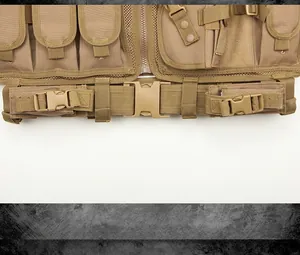 Detail van tactische riem met stevige gesp en coyote bruine MOLLE-accessoirezakjes