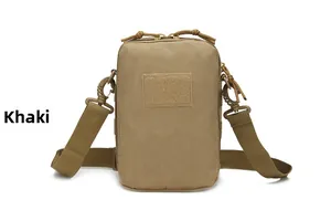 Vista frontale della borsa tattica kaki con tracolla regolabile e pannello in velcro