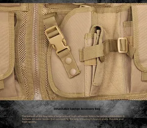 Macro detail van een coyote bruin tactisch vest met modulaire gespen en velcro sluiting