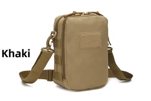 Dettaglio della borsa tattica kaki con sistema MOLLE e area velcro per patch in primo piano