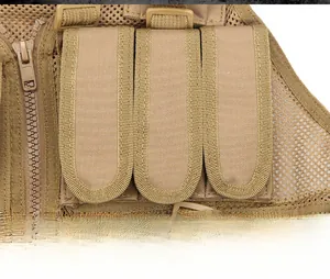 Detail van de afneembare drievoudige tas op ademend tactisch mesh vest met klittenband