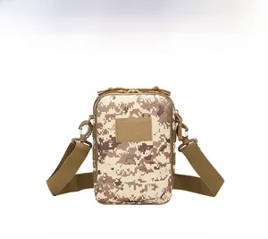 Vista frontale del borsello tattico mimetico con velcro e tracolla in nylon marrone