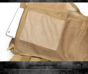 Detail van tactisch vest met gaasvak en ritssluiting voor het opbergen van een tablet