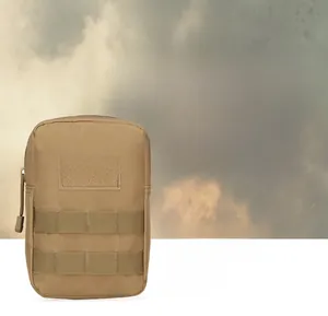 Vue détaillée d'une pochette tactique MOLLE kaki en nylon robuste avec fixation velcro