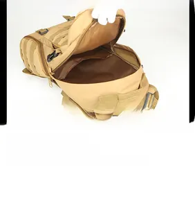 Détails du sac à dos tactique kaki 30L montrant le compartiment PC et le système MOLLE
