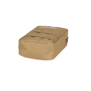 Détail d'une pochette tactique Molle kaki avec panneau velcro et fermetures éclair robustes