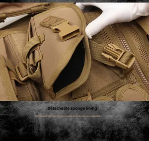 Detailweergave van tactisch vest met verwijderbare schuimvulling en plastic gesp
