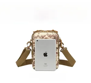 Borsa a tracolla tattica mimetica con dimensioni compatte rispetto a un iPad Mini