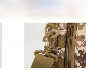 Dettaglio della borsa tattica mimetica con gancio girevole in plastica resistente e cinghia nylon