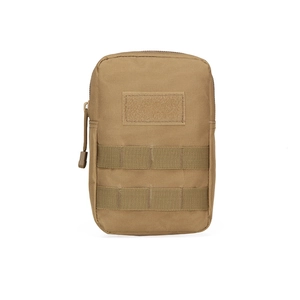 Vue détaillée de la pochette tactique MOLLE kaki avec patch velcro et nylon résistant