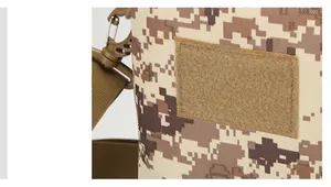 Dettaglio della borsa tattica mimetica digitale con ampio pannello in velcro per toppe