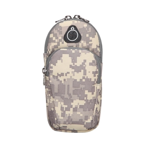 Détail de sac de bras tactique camouflage avec double fermeture éclair et trou audio