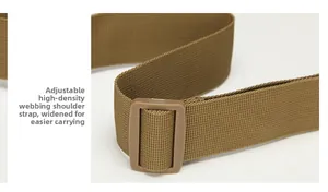 Dettaglio della tracolla regolabile in nylon ad alta densità e fibbia della borsa tattica