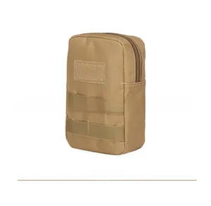 Vue latérale d'une pochette tactique kaki avec système MOLLE et zone velcro