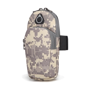 Détail du sac de bras sport camouflage numérique avec double fermeture éclair et trou d'écouteurs