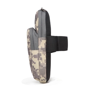 Détail latéral du brassard de sport camouflage numérique avec deux poches zippées