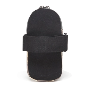Détail du sac de bras de sport avec double fermeture éclair et motif camouflage